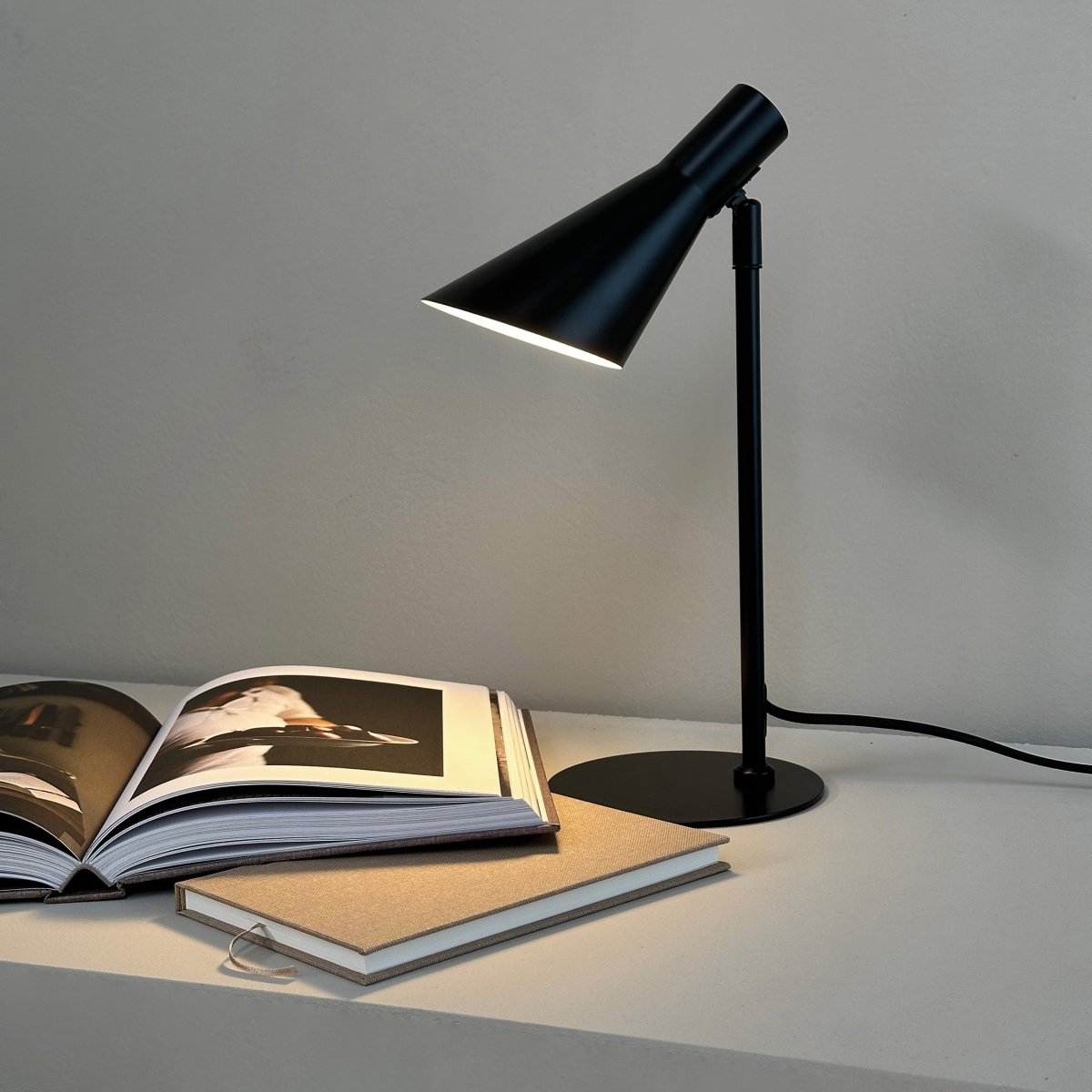 DL12 Mini 40cm Zwart bureaulamp Van Dyberg Larsen - De DL12 Mini in zwart is een moderne tafellamp met een tijdloos design.