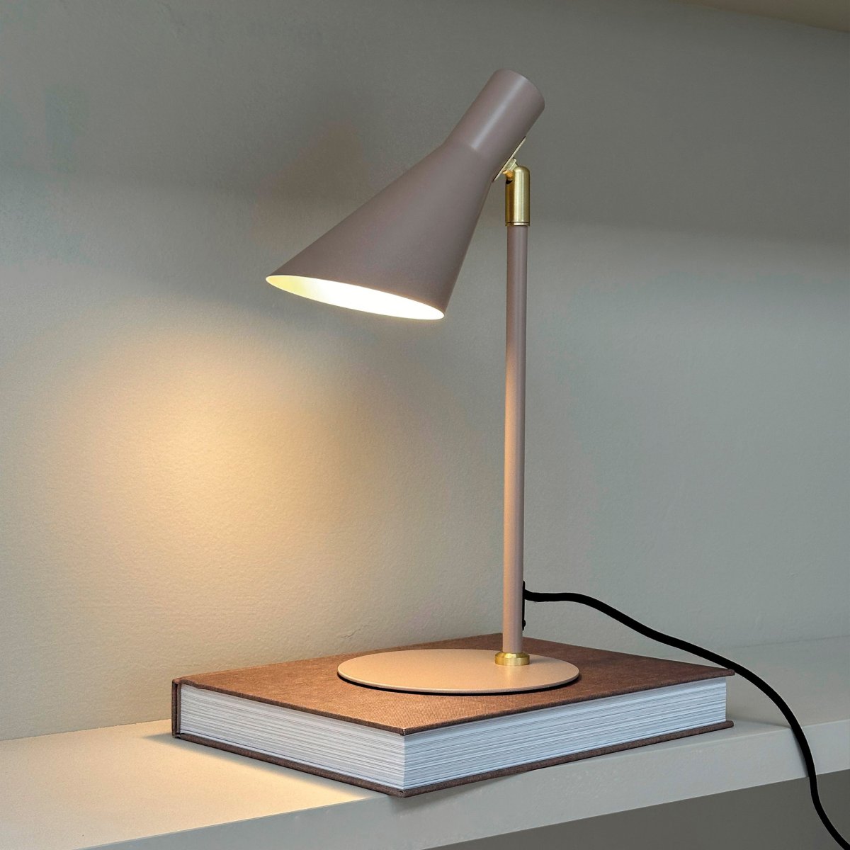 DL12 Mini 40cm Beige bureaulamp Van Dyberg Larsen - De DL12 Mini in beige is een moderne tafellamp met een tijdloos design.