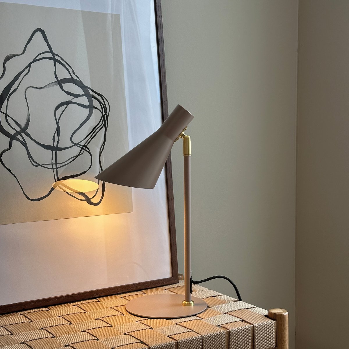 DL12 Mini 40cm Beige bureaulamp Van Dyberg Larsen - De DL12 Mini in beige is een moderne tafellamp met een tijdloos design.