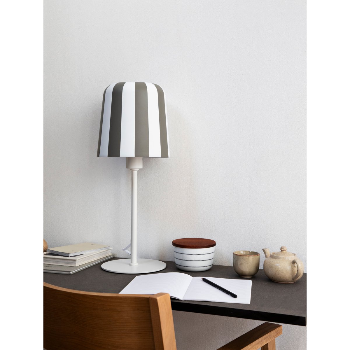 Gry 50cm Grijs tafellamp Van Dyberg Larsen - Genom att ta igenk&auml;nnbara m&ouml;nster och s&auml;tta dem i en ny kontext ville hon skapa en lampa som f&aring;r m&auml;nniskor att le och ger en unik visuell upplevelse.