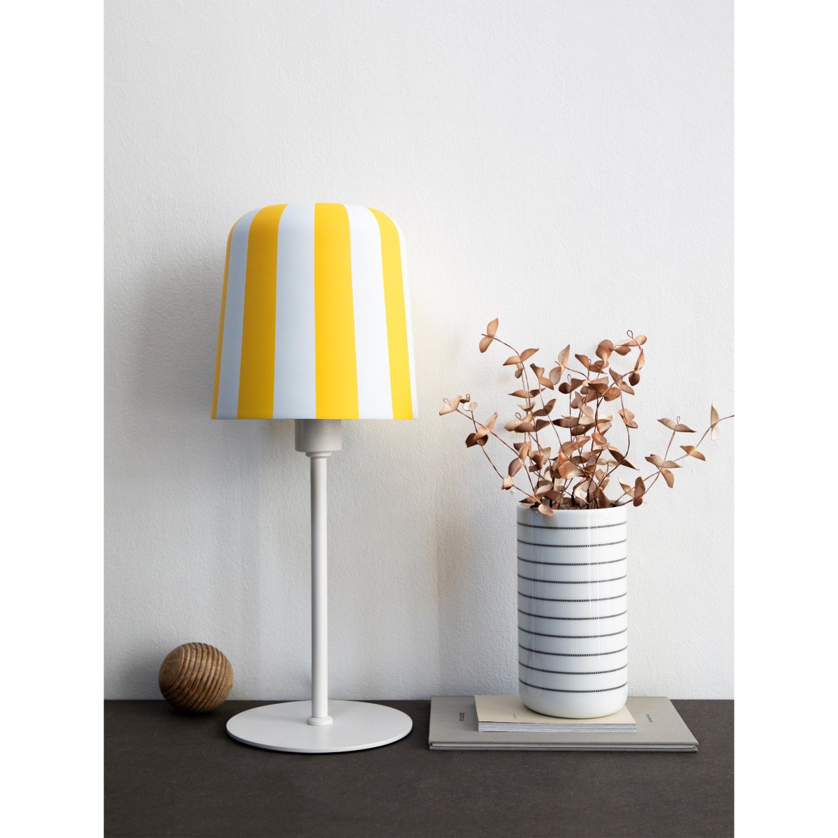 Gry 50cm Geel tafellamp Van Dyberg Larsen - Genom att ta igenk&auml;nnbara m&ouml;nster och s&auml;tta dem i en ny kontext ville hon skapa en lampa som f&aring;r m&auml;nniskor att le och ger en unik visuell upplevelse.