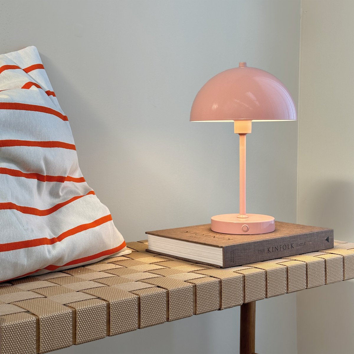 Stockholm 30cm Roze Draagbare Van Dyberg Larsen - Met drie instelbare helderheidsniveaus &ndash; 100%, 50% en 25%: met &eacute;&eacute;n druk op de knop past u het licht eenvoudig aan uw wensen aan.