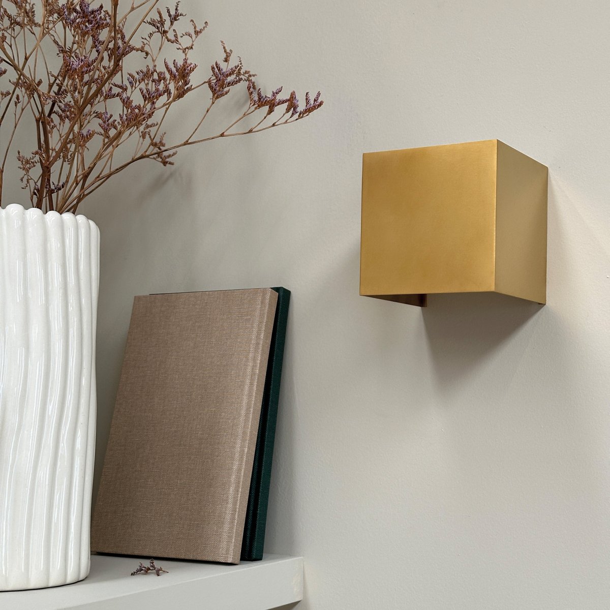 Venus 10cm Messing wandlamp Van Dyberg Larsen - Met een lichtspreiding van 10 tot 120 graden geeft Venus u volledige controle over de lichtinval in uw huis.