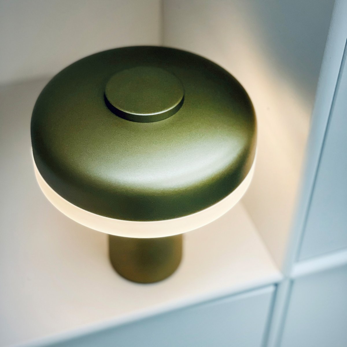 Porter 16cm Metaalgroen Draagbare Van Dyberg Larsen - De oplaadbare LED-tafellamp Porter is een moderne en functionele lamp met een uniek design waarbij het licht vanaf de rand komt en zorgt voor een aangenaam en egaal licht.