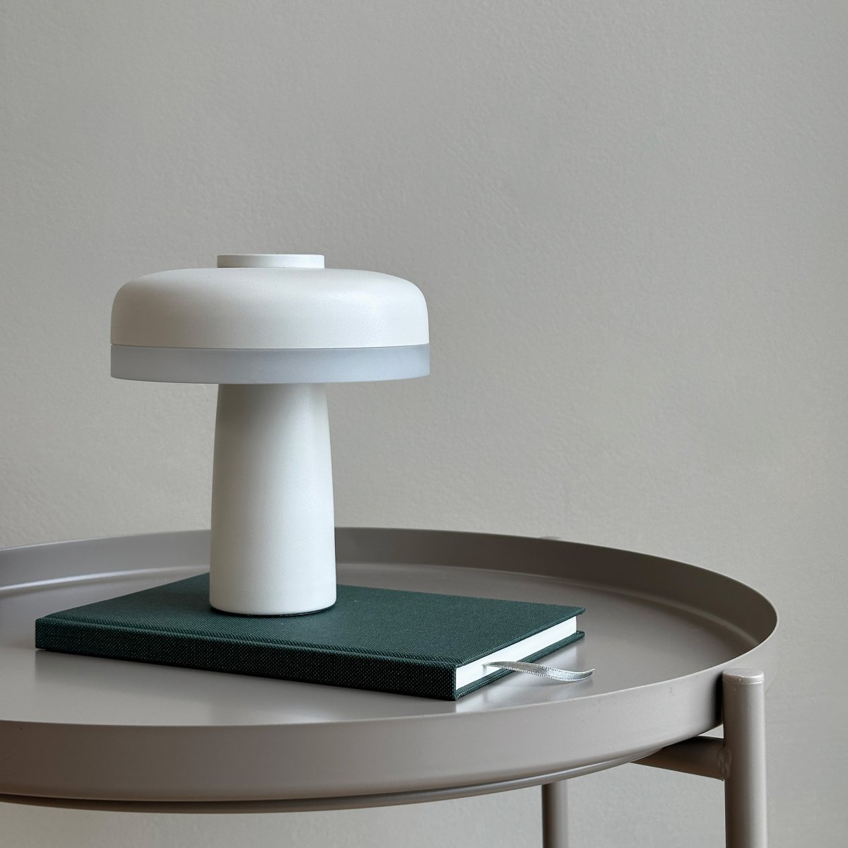 Porter 16cm Parelwit Draagbare Van Dyberg Larsen - De oplaadbare LED-tafellamp Porter is een moderne en functionele lamp met een uniek design waarbij het licht vanaf de rand komt en zorgt voor een aangenaam en egaal licht.