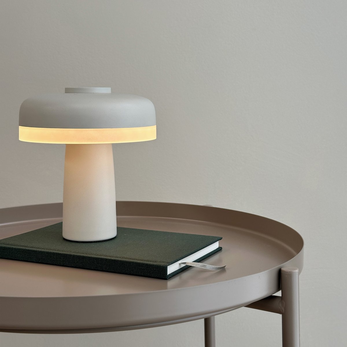 Porter 16cm Parelwit Draagbare Van Dyberg Larsen - De oplaadbare LED-tafellamp Porter is een moderne en functionele lamp met een uniek design waarbij het licht vanaf de rand komt en zorgt voor een aangenaam en egaal licht.
