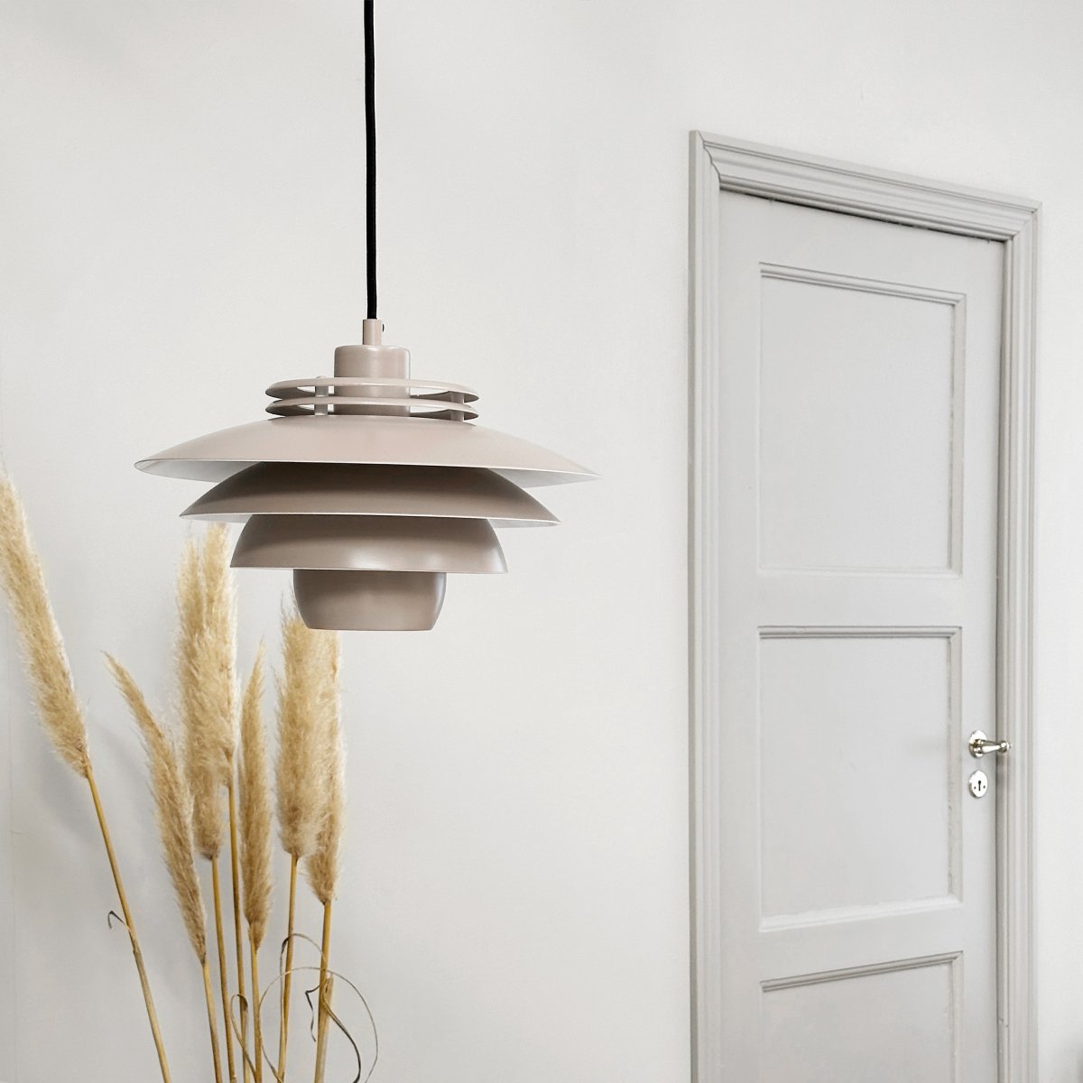 Ejka Ø30 Beige hanglamp Van Dyberg Larsen - Ontdek de Ejka Mini Pendant, een Deens ontworpen lamp met een tijdloze stijl die perfect past in een Scandinavisch huis.