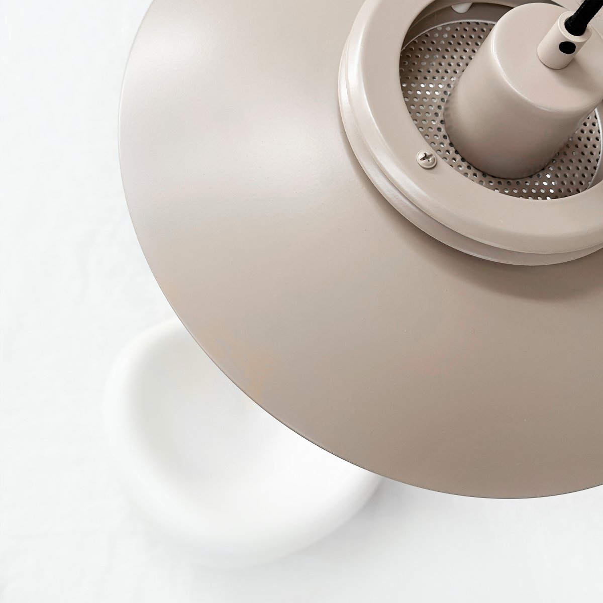 Ejka Ø30 Beige hanglamp Van Dyberg Larsen - Ontdek de Ejka Mini Pendant, een Deens ontworpen lamp met een tijdloze stijl die perfect past in een Scandinavisch huis.