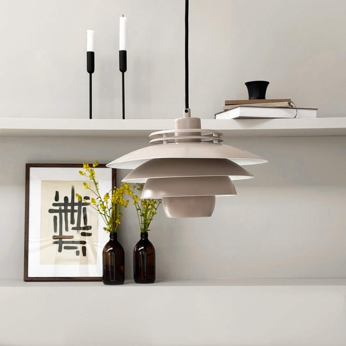 Ejka Ø30 Beige hanglamp Van Dyberg Larsen - Ontdek de Ejka Mini Pendant, een Deens ontworpen lamp met een tijdloze stijl die perfect past in een Scandinavisch huis.