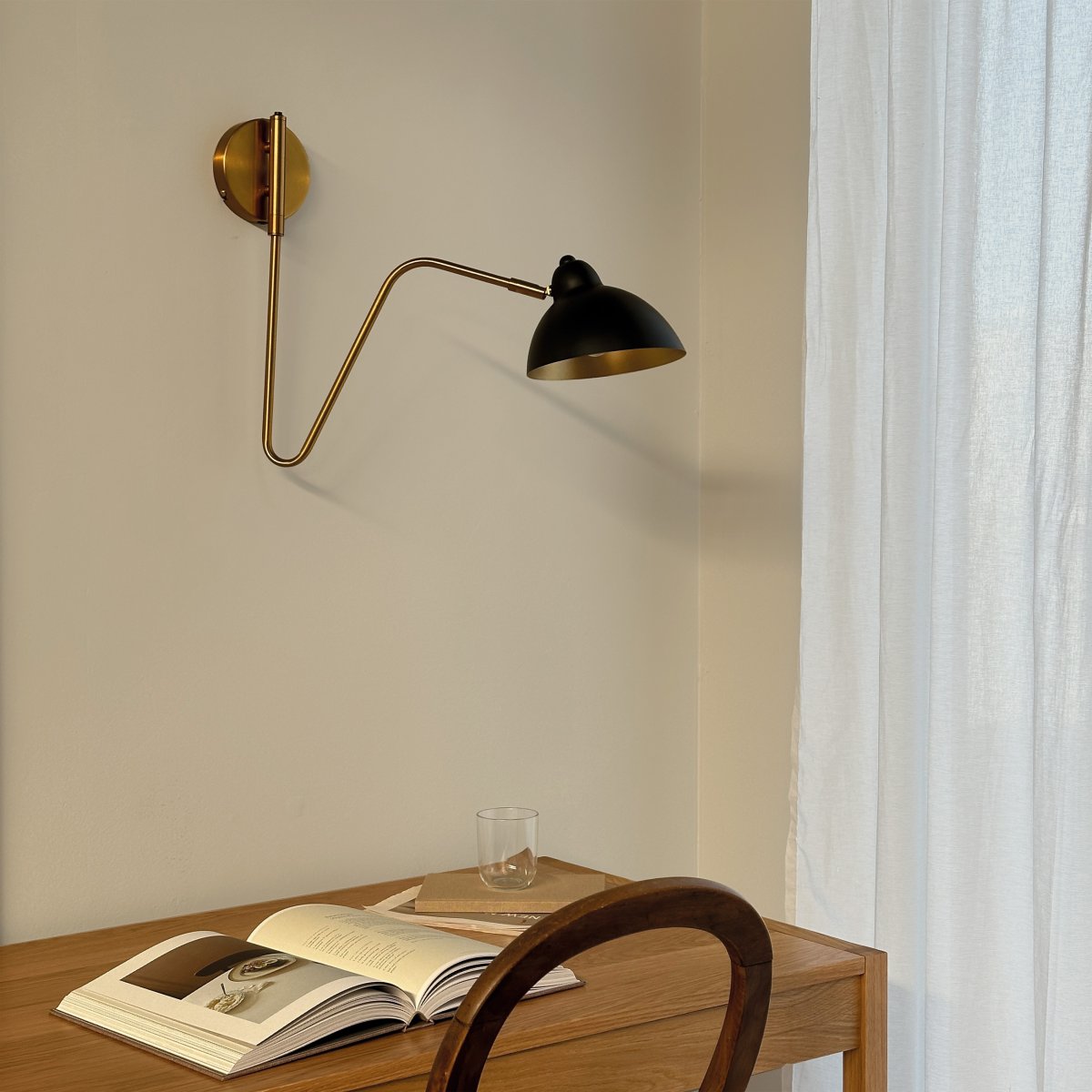 Futura 52cm Messing wandlamp Van Dyberg Larsen - De Futura wandlamp is een elegante en functionele verlichtingsoplossing met een prachtig design in zwart en messing.