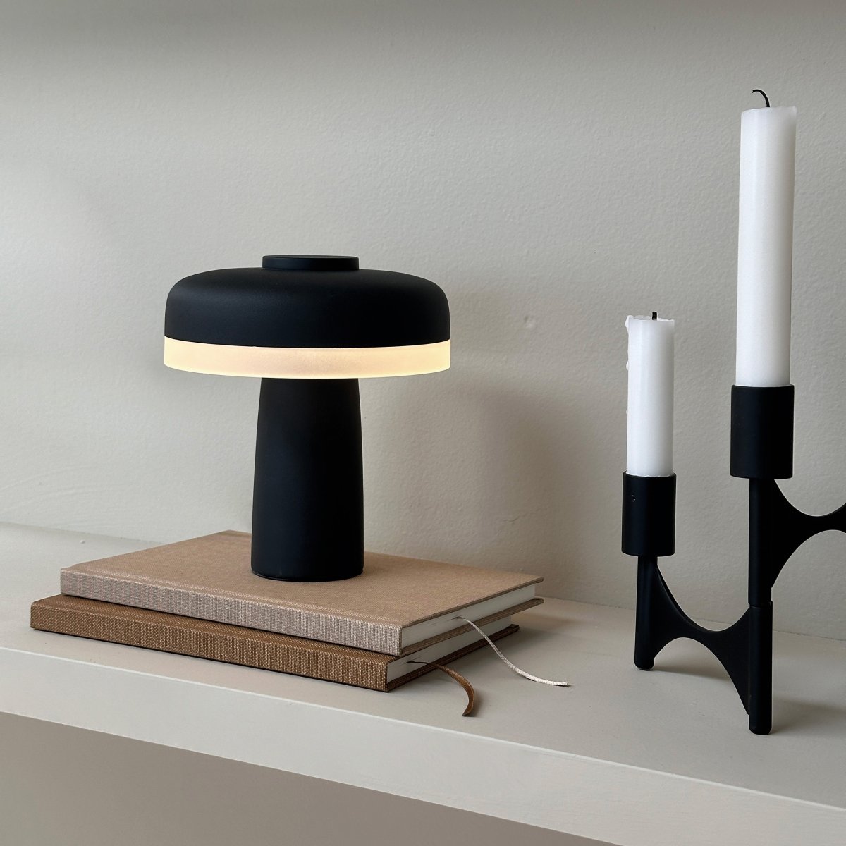Porter 16cm Zwart Draagbare Van Dyberg Larsen - De oplaadbare LED-tafellamp Porter is een moderne en functionele lamp met een uniek design waarbij het licht vanaf de rand komt en zorgt voor een aangenaam en egaal licht.