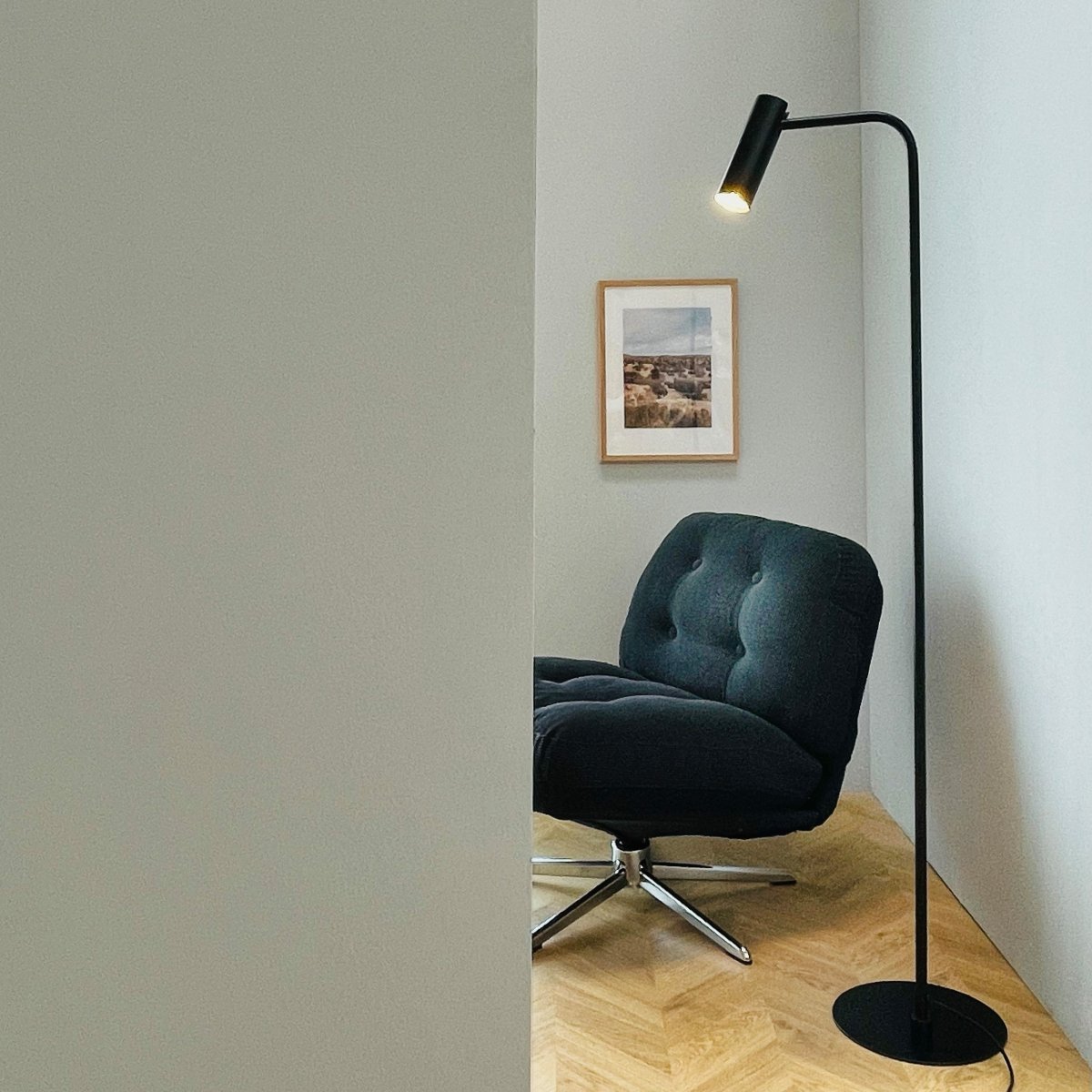 Skagerrak Zwart vloerlamp Van Dyberg Larsen - De lamp geeft zacht, gericht licht en creëert zo een aangename sfeer in huis.