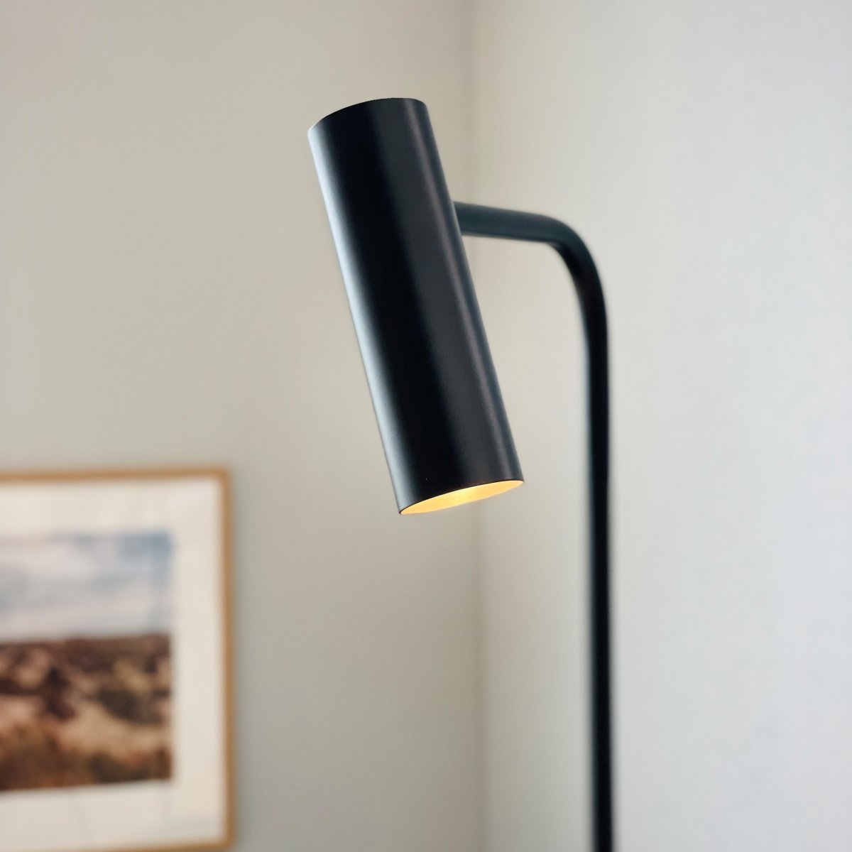 Skagerrak Zwart vloerlamp Van Dyberg Larsen - De lamp geeft zacht, gericht licht en creëert zo een aangename sfeer in huis.
