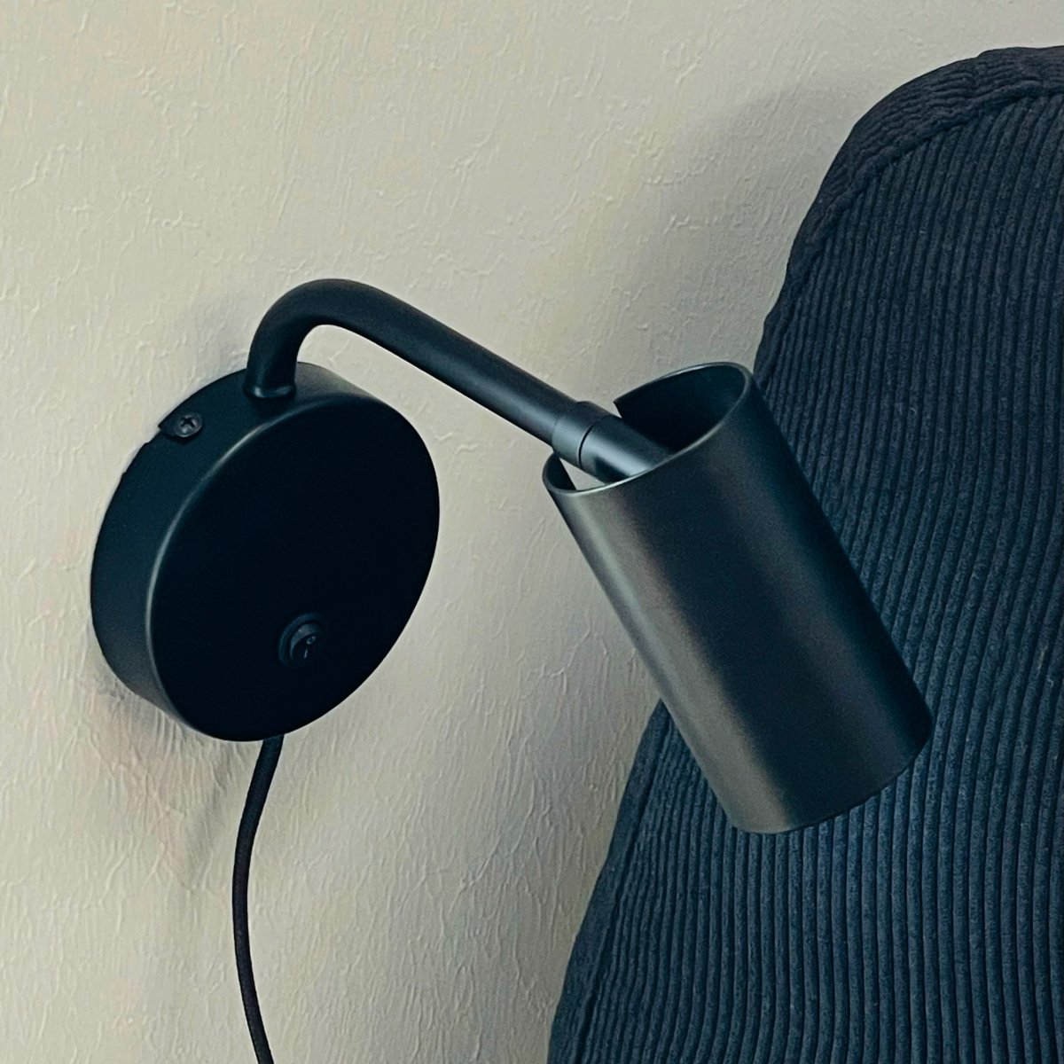 Skagerrak Zwart leeslamp Van Dyberg Larsen - De lamp is gemaakt van stevig metaal met een zwarte afwerking en is ontworpen voor gebruik binnenshuis.