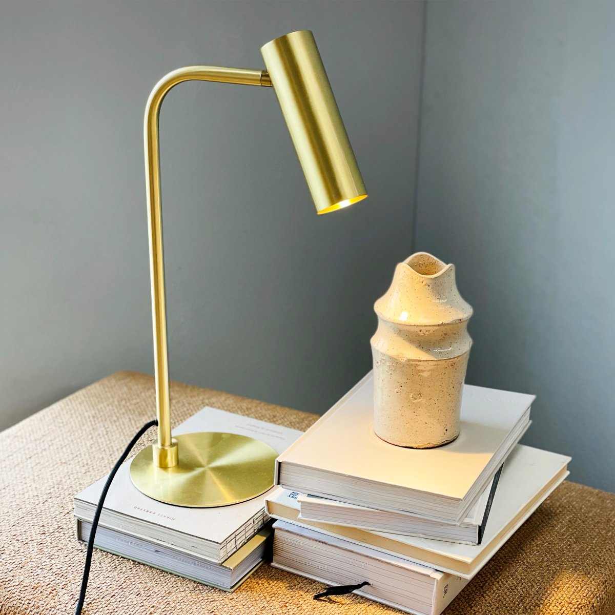 Skagerrak 50cm Messing bureaulamp Van Dyberg Larsen - De elegante uitstraling van de lamp en de nadruk op kwaliteit maken hem tot een perfecte aanvulling op elke kamer, ongeacht of het interieur modern of klassiek is.