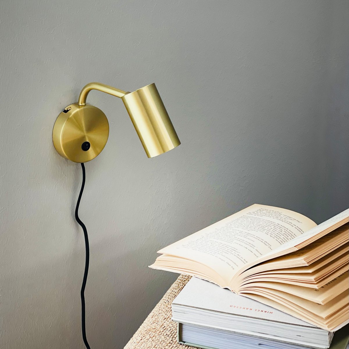 Skagerrak Messing leeslamp Van Dyberg Larsen - De lamp is gemaakt van stevig metaal met een gouden afwerking en is ontworpen voor gebruik binnenshuis.