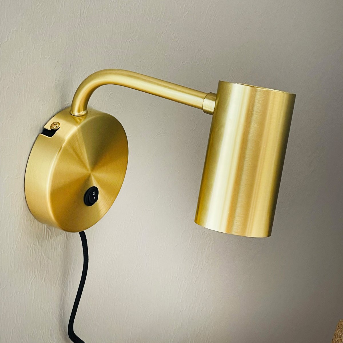 Skagerrak Messing leeslamp Van Dyberg Larsen - De lamp is gemaakt van stevig metaal met een gouden afwerking en is ontworpen voor gebruik binnenshuis.