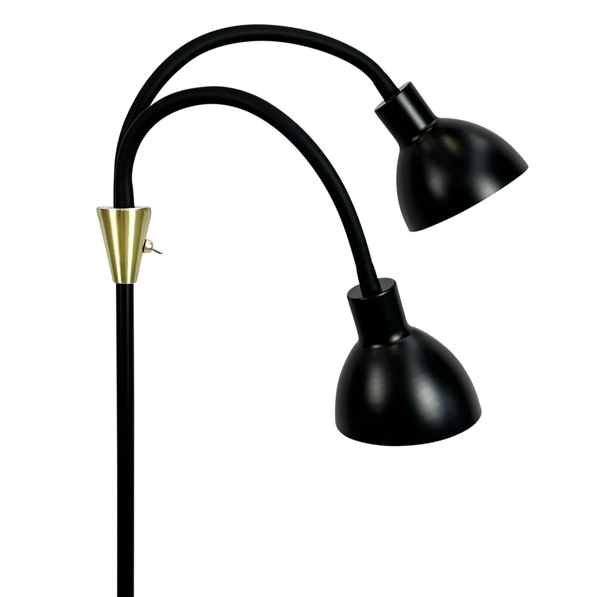 Lilje Zwart vloerlamp Van Dyberg Larsen - Lily golvlampa i svart och m&auml;ssing kombinerar modern design med flexibilitet och funktionalitet.