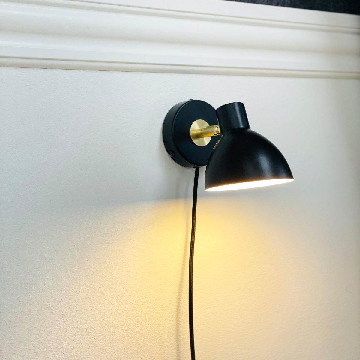 Lilje Zwart leeslamp Van Dyberg Larsen - Den justerbara sk&auml;rmen kan b&aring;de lutas och vridas, vilket g&ouml;r det enkelt att anpassa ljuset efter behov och skapa r&auml;tt st&auml;mning i rummet.