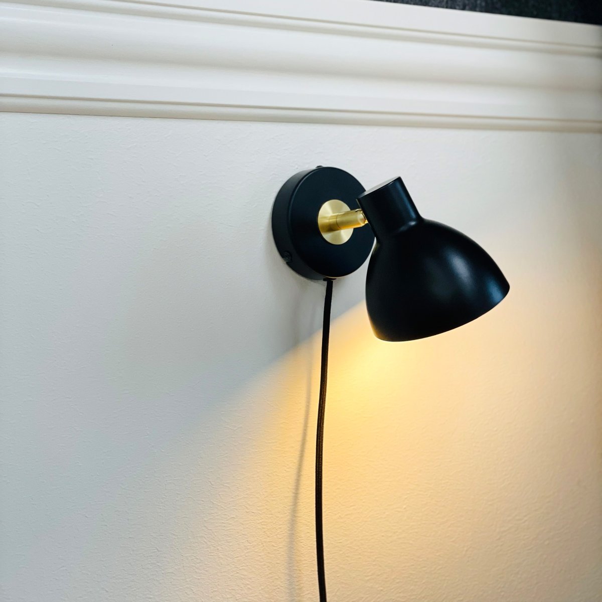 Lilje Zwart leeslamp Van Dyberg Larsen - Den justerbara sk&auml;rmen kan b&aring;de lutas och vridas, vilket g&ouml;r det enkelt att anpassa ljuset efter behov och skapa r&auml;tt st&auml;mning i rummet.