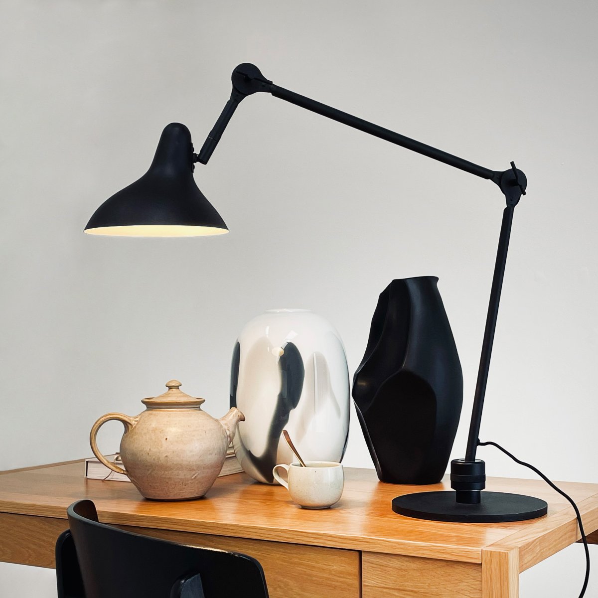Lotus 85cm Zwart bureaulamp Van Dyberg Larsen - De matte zwarte afwerking geeft de lamp een moderne en verfijnde uitstraling, terwijl de stevige voet voor stabiliteit zorgt.