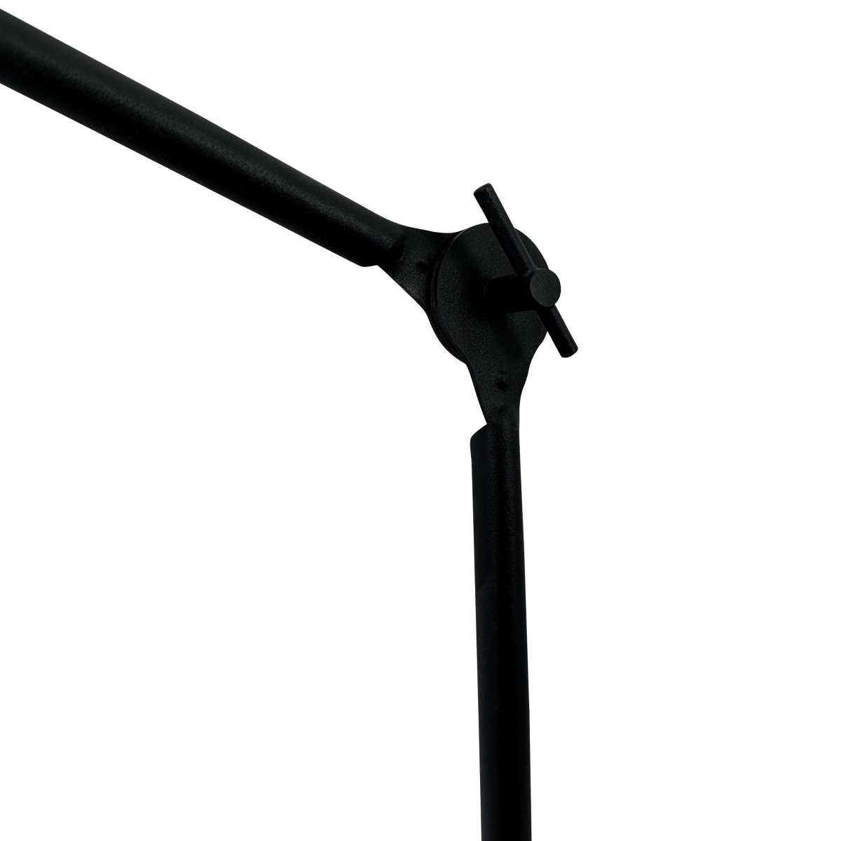 Lotus 85cm Zwart bureaulamp Van Dyberg Larsen - De matte zwarte afwerking geeft de lamp een moderne en verfijnde uitstraling, terwijl de stevige voet voor stabiliteit zorgt.