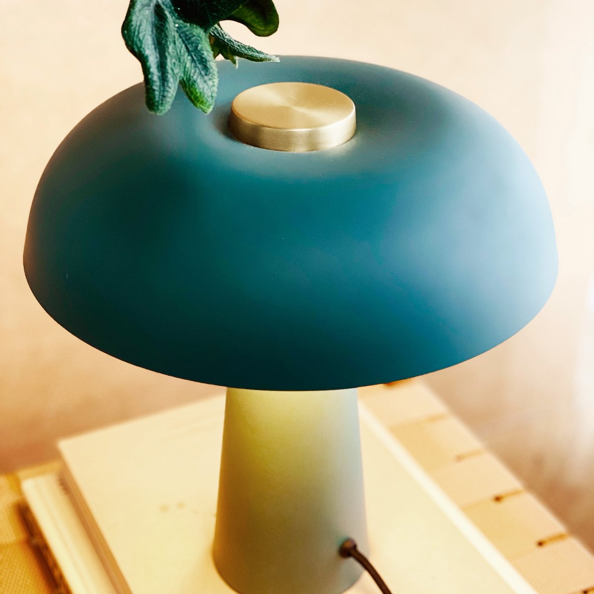 Iris 28cm Groente tafellamp Van Dyberg Larsen - De lampenkap in de vorm van een paddenstoel in een zachte grijstint heeft een subtiel messing detail aan de bovenkant, wat een luxe uitstraling geeft.