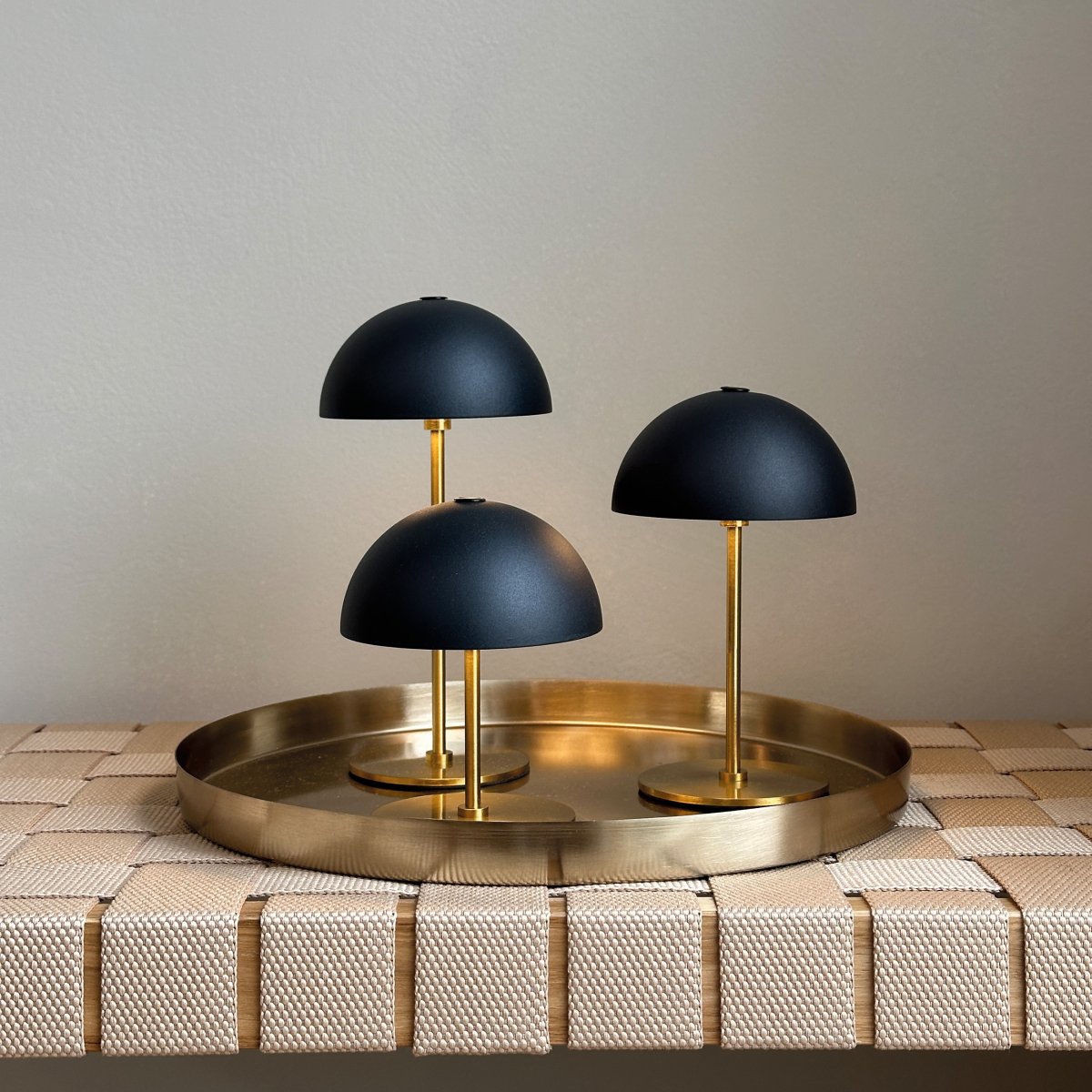 Along set 20cm Zwart Draagbare Van Dyberg Larsen - De Mini tafellampen van Along in een verpakking van 3 met ingebouwde LED en touchtechnologie bieden een tijdloos en harmonieus design.