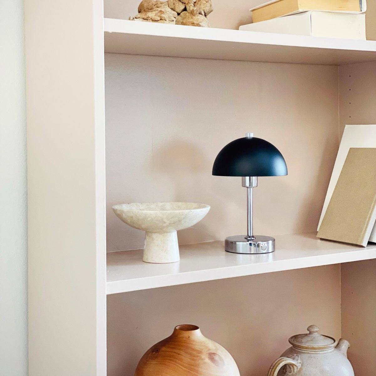 Malmø LED 23cm Chroom Draagbare Van Dyberg Larsen - Den svart- och kromf&auml;rgade metallen ger en elegant touch, och med sin kompakta storlek passar den perfekt p&aring; nattduksbord, skrivbord eller som dekorativ belysning.