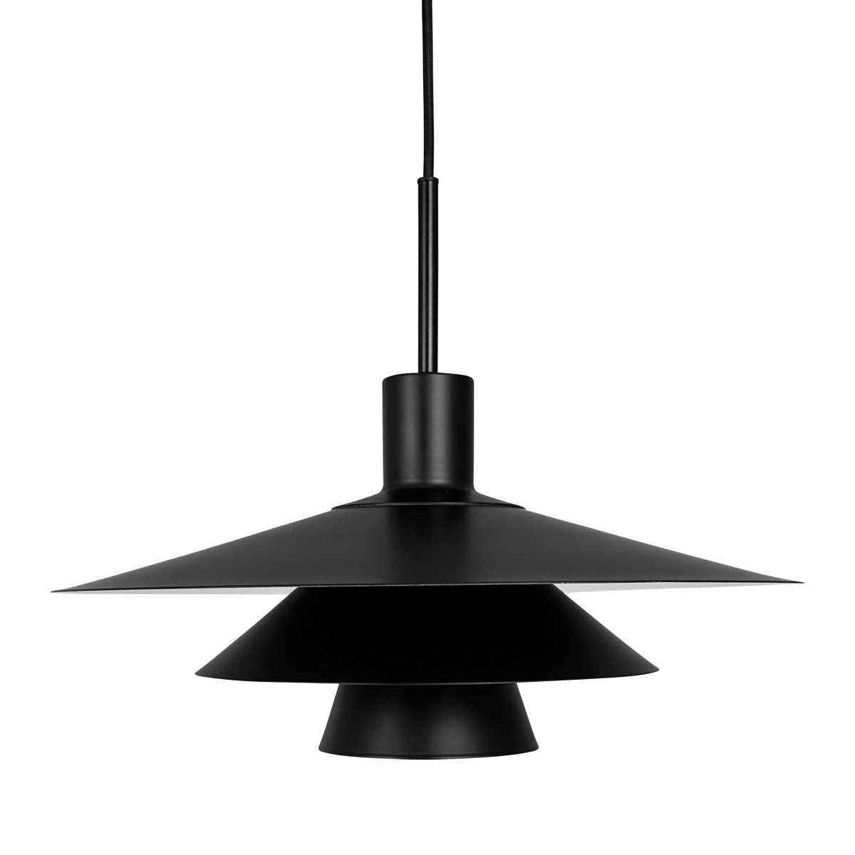 Kay Ø50 Zwart hanglamp Van Dyberg Larsen - Den djupa svarta finishen skapar en sl&aring;ende visuell effekt &ndash; antingen som en dj&auml;rv kontrast eller en s&ouml;ml&ouml;s del av en sofistikerad nordisk inredning.
