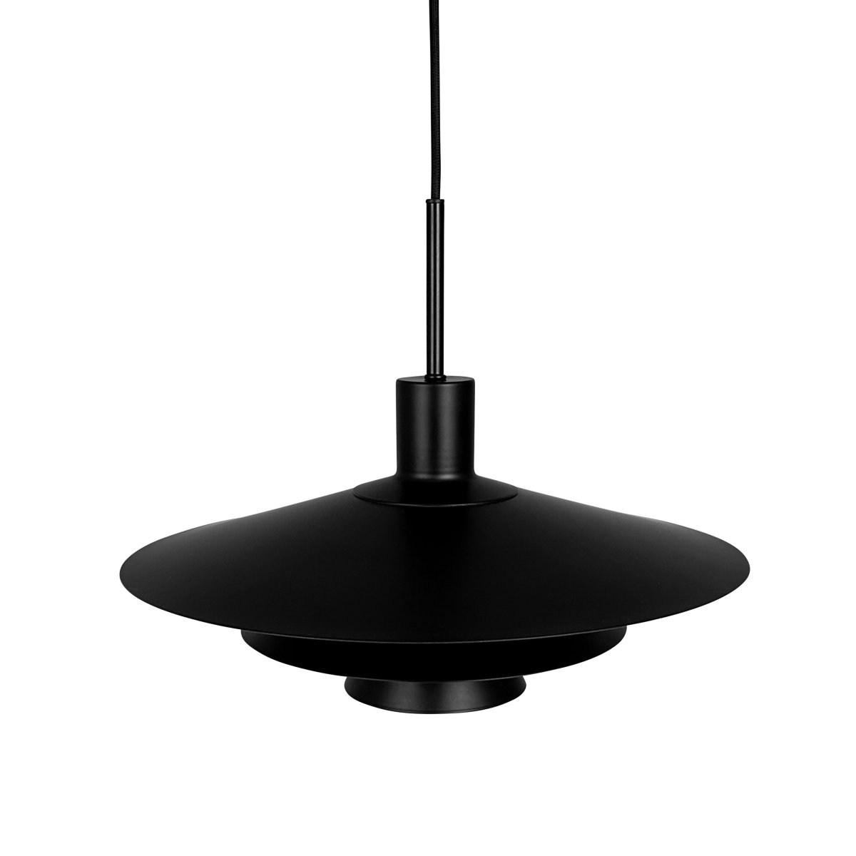 Kay Ø50 Zwart hanglamp Van Dyberg Larsen - Den djupa svarta finishen skapar en sl&aring;ende visuell effekt &ndash; antingen som en dj&auml;rv kontrast eller en s&ouml;ml&ouml;s del av en sofistikerad nordisk inredning.