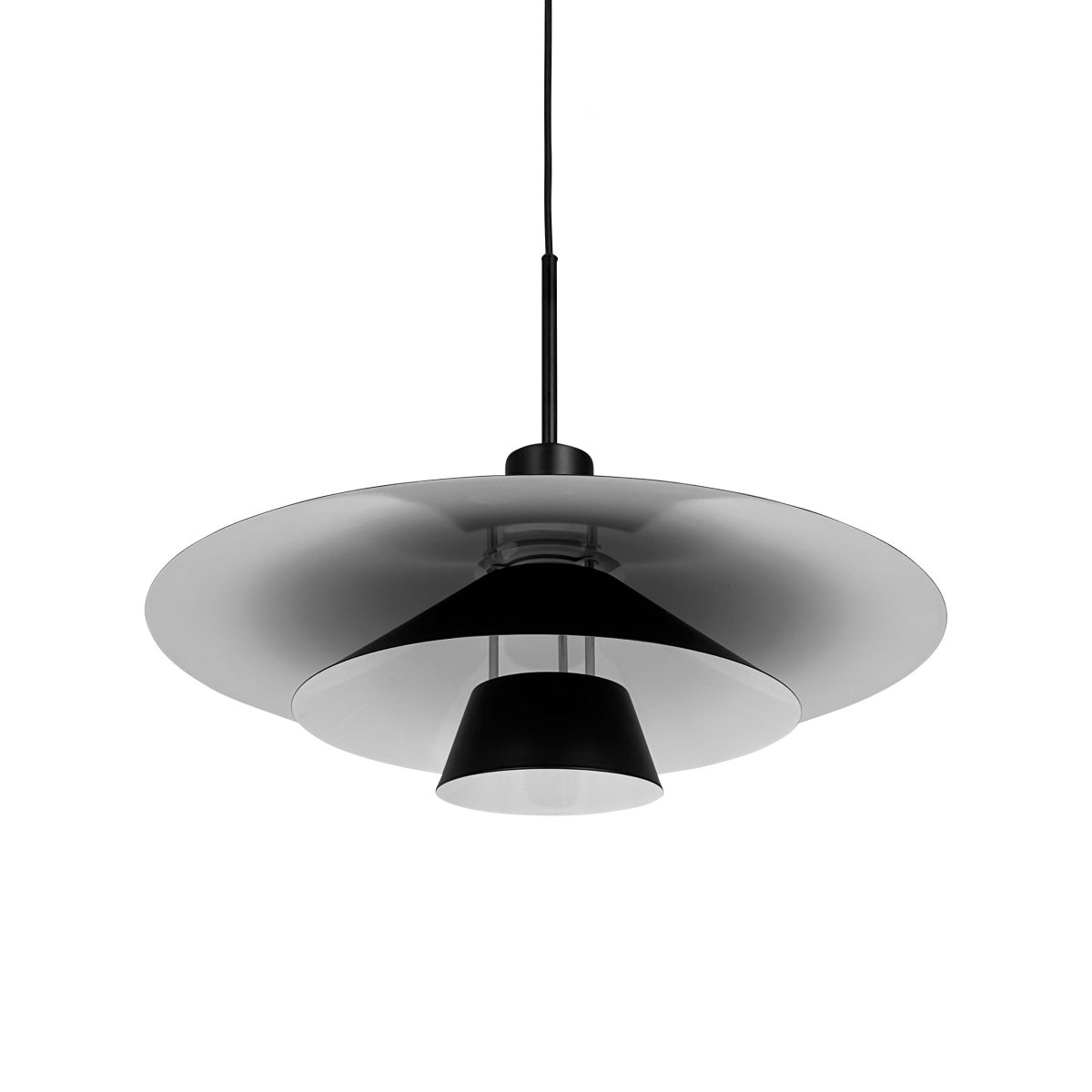 Kay Ø50 Zwart hanglamp Van Dyberg Larsen - Den djupa svarta finishen skapar en sl&aring;ende visuell effekt &ndash; antingen som en dj&auml;rv kontrast eller en s&ouml;ml&ouml;s del av en sofistikerad nordisk inredning.