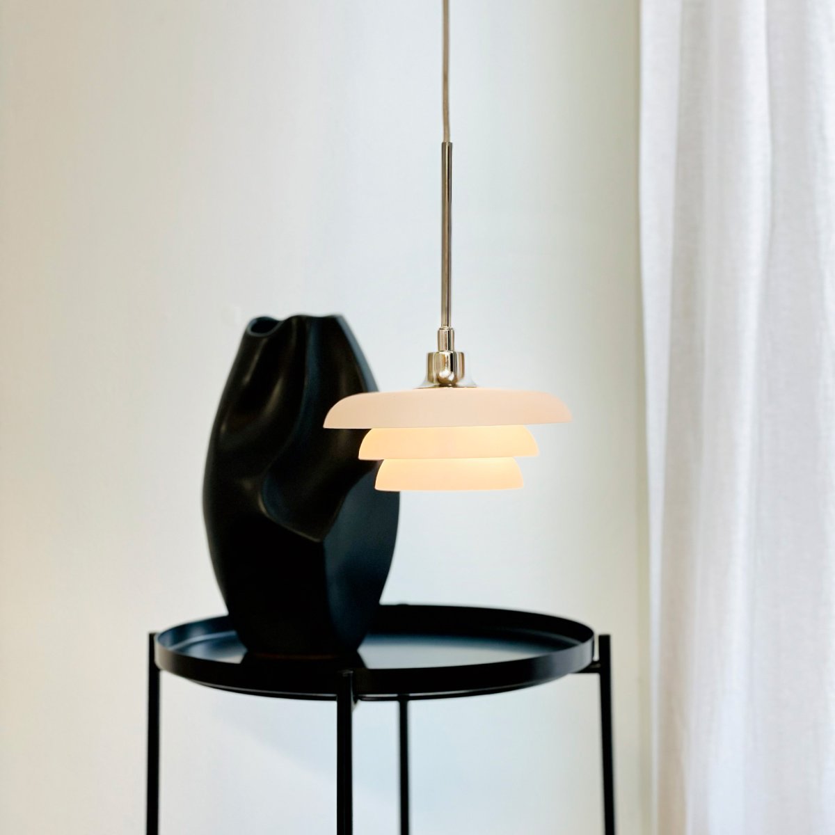 Ava Ø20 Opaal hanglamp Van Dyberg Larsen - Het minimalistische design maakt het ideaal boven de eettafel, in de keuken of in de woonkamer.