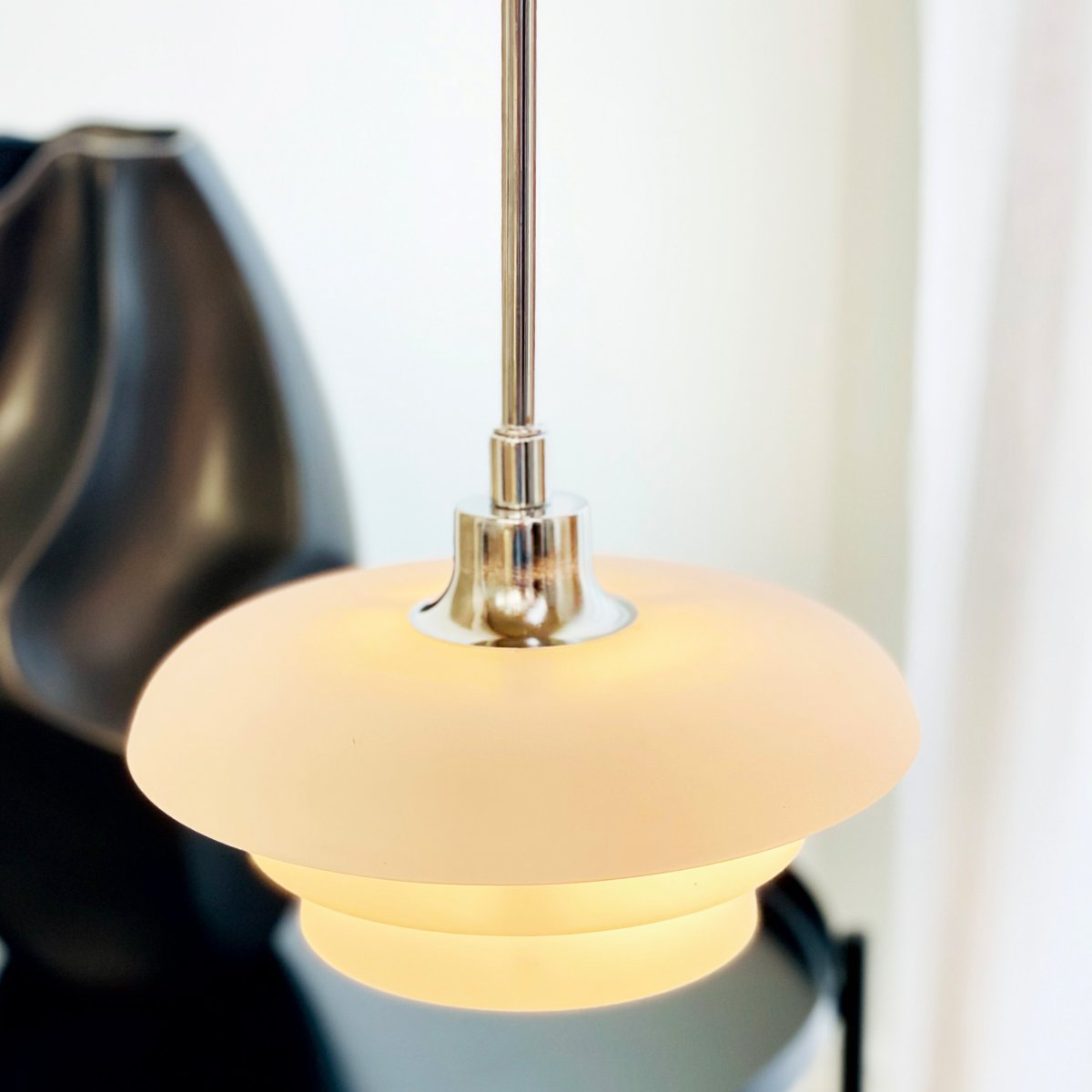 Ava Ø20 Opaal hanglamp Van Dyberg Larsen - Het minimalistische design maakt het ideaal boven de eettafel, in de keuken of in de woonkamer.