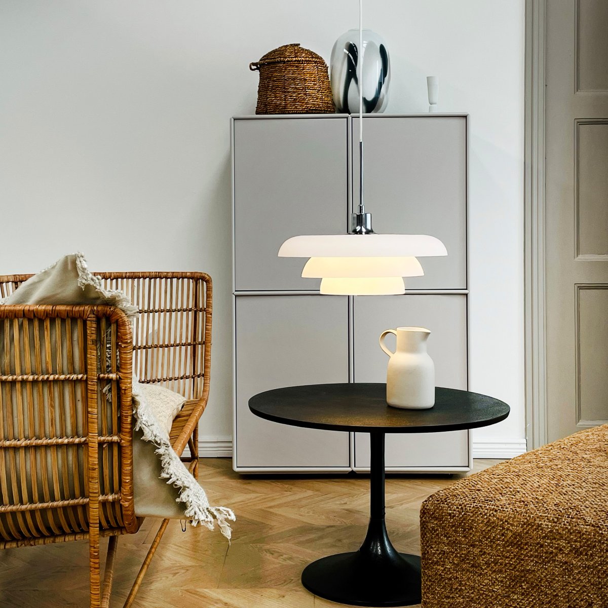 Ava Ø40 Opaal hanglamp Van Dyberg Larsen - Het minimalistische design maakt het ideaal boven de eettafel, in de keuken of in de woonkamer.