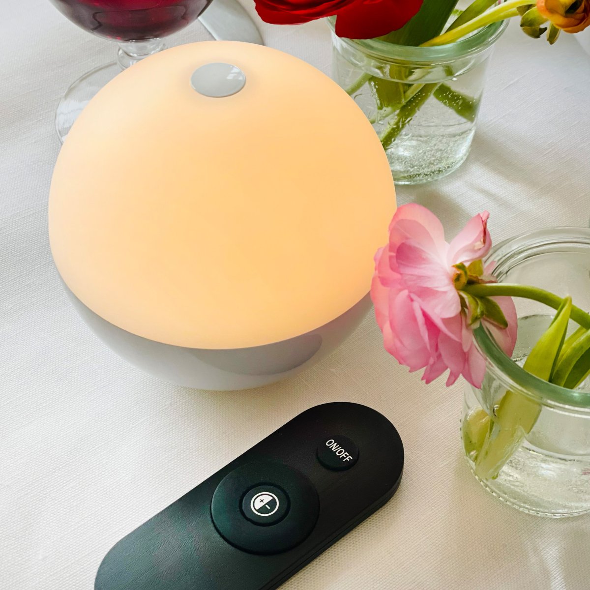 Alba 10cm 2 Stuks Wit Draagbare Van Dyberg Larsen - De lampen hebben ge&iuml;ntegreerde LED's met drie lichtniveaus die eenvoudig aan te passen zijn via een aanraaksensor bovenop de kappen of met de meegeleverde afstandsbediening.