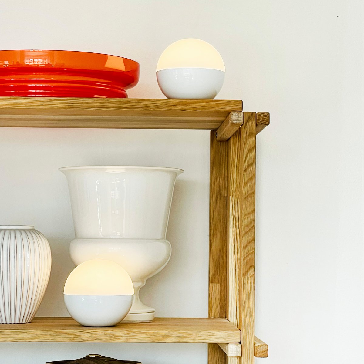 Alba 10cm 2 Stuks Wit Draagbare Van Dyberg Larsen - De lampen hebben ge&iuml;ntegreerde LED's met drie lichtniveaus die eenvoudig aan te passen zijn via een aanraaksensor bovenop de kappen of met de meegeleverde afstandsbediening.