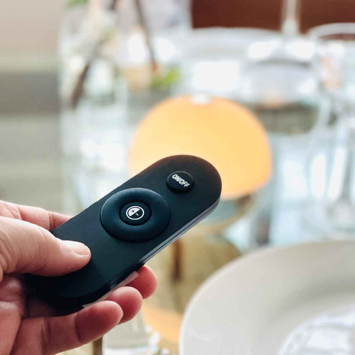 Alba 10cm 2 Stuks Chroom Draagbare Van Dyberg Larsen - De lampen hebben ge&iuml;ntegreerde LED's met drie lichtniveaus die eenvoudig aan te passen zijn via een aanraaksensor bovenop de lampenkap of met de meegeleverde afstandsbediening.