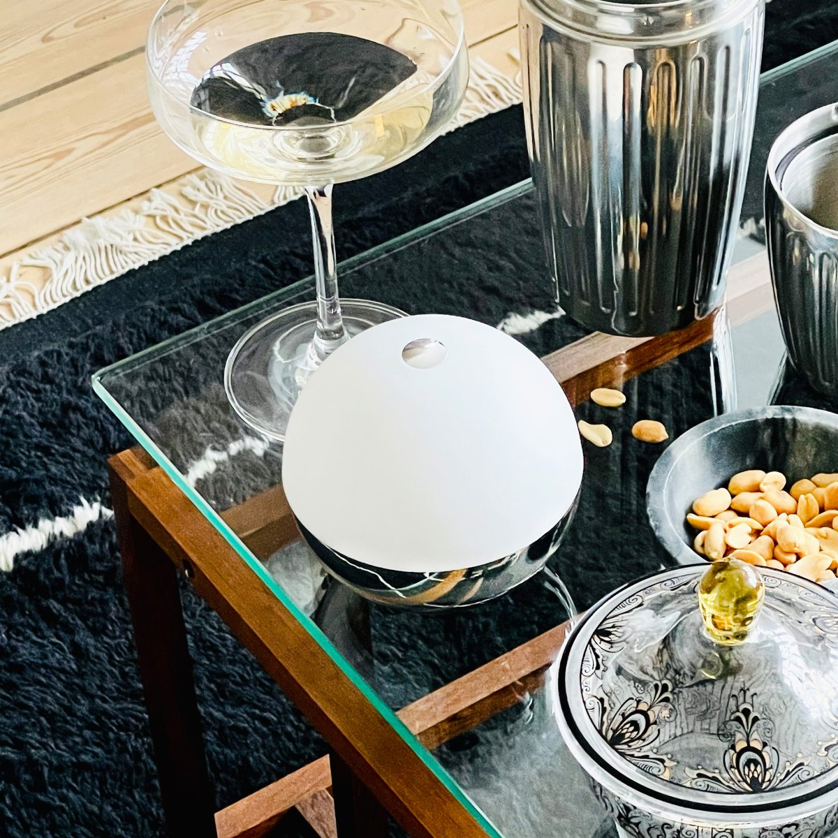 Alba 10cm 2 Stuks Chroom Draagbare Van Dyberg Larsen - De lampen hebben ge&iuml;ntegreerde LED's met drie lichtniveaus die eenvoudig aan te passen zijn via een aanraaksensor bovenop de lampenkap of met de meegeleverde afstandsbediening.