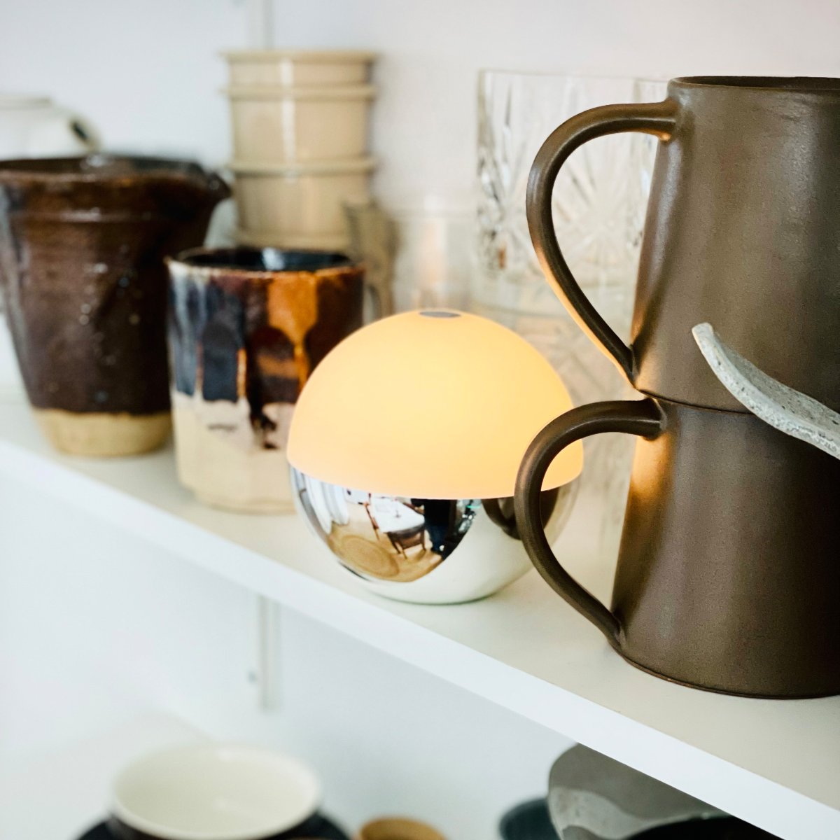 Alba 10cm 2 Stuks Chroom Draagbare Van Dyberg Larsen - De lampen hebben ge&iuml;ntegreerde LED's met drie lichtniveaus die eenvoudig aan te passen zijn via een aanraaksensor bovenop de lampenkap of met de meegeleverde afstandsbediening.