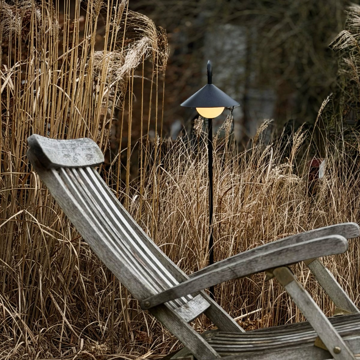 Nova 80cm Zwart Draagbare Van Dyberg Larsen - De lampenkap is in ongeveer 4 uur volledig opgeladen met de meegeleverde USB-C-kabel (120 cm) en biedt tot 90 uur batterijduur op de laagste helderheid en tot 20 uur op de hoogste.