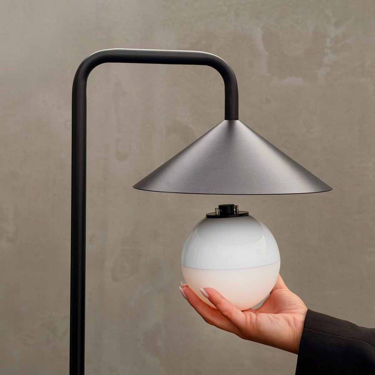 Nova 80cm Zwart Draagbare Van Dyberg Larsen - De lampenkap is in ongeveer 4 uur volledig opgeladen met de meegeleverde USB-C-kabel (120 cm) en biedt tot 90 uur batterijduur op de laagste helderheid en tot 20 uur op de hoogste.