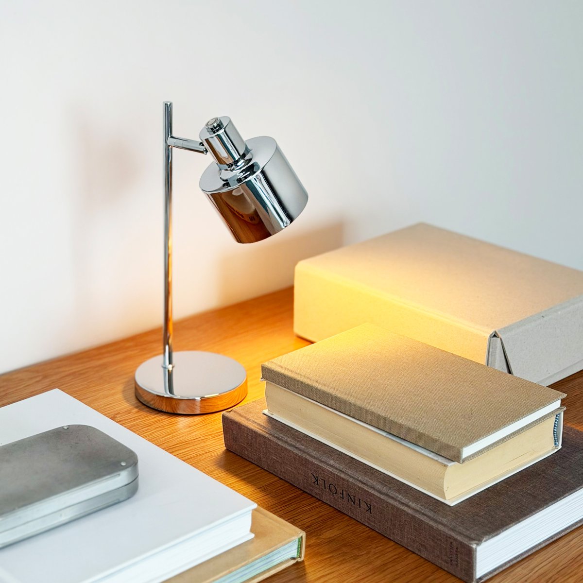 Ocean Mini 28cm Chroom Draagbare Van Dyberg Larsen - De lamp is eenvoudig op te laden met de meegeleverde USB-C-kabel (120 cm) en wordt bediend met de dimmer op de lampkop.