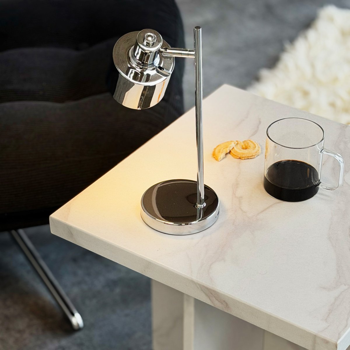 Ocean Mini 28cm Chroom Draagbare Van Dyberg Larsen - De lamp is eenvoudig op te laden met de meegeleverde USB-C-kabel (120 cm) en wordt bediend met de dimmer op de lampkop.