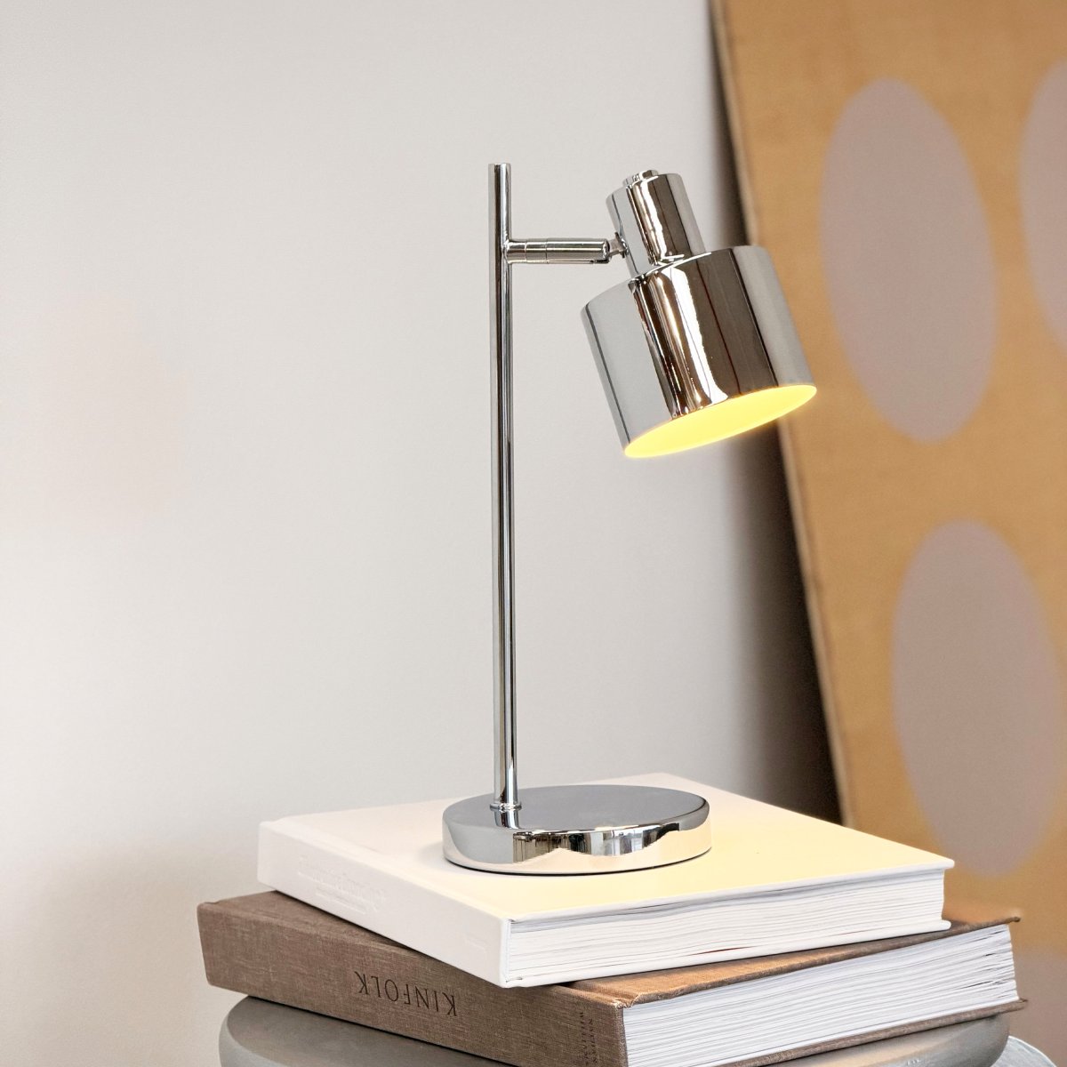 Ocean Mini 28cm Chroom Draagbare Van Dyberg Larsen - De lamp is eenvoudig op te laden met de meegeleverde USB-C-kabel (120 cm) en wordt bediend met de dimmer op de lampkop.