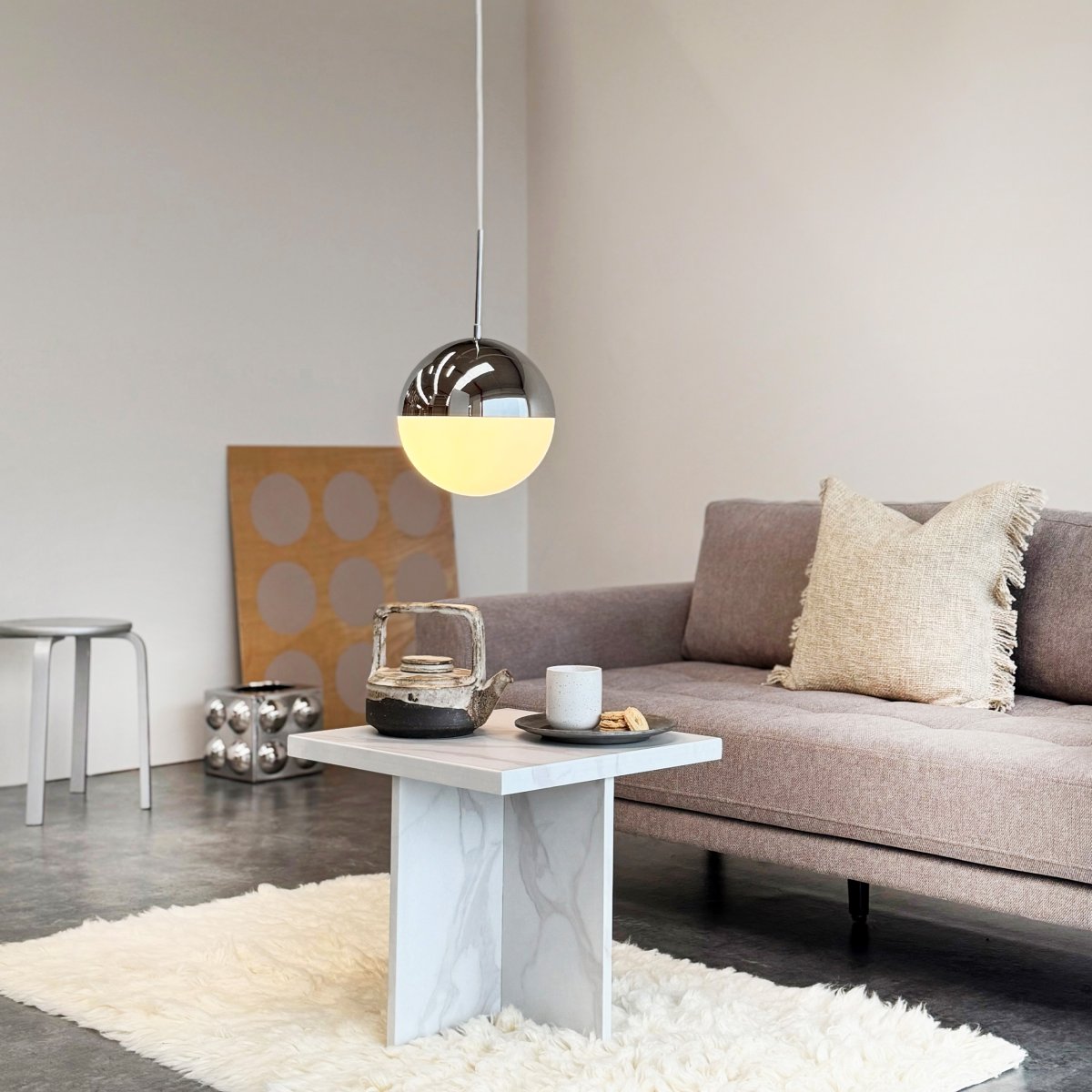 Nova Ø25 Chroom hanglamp Van Dyberg Larsen - De lamp heeft een ronde vorm met een koepel waarvan het bovenste deel verchroomd is en het onderste deel van opaalglas, wat zorgt voor een zacht en aangenaam licht.