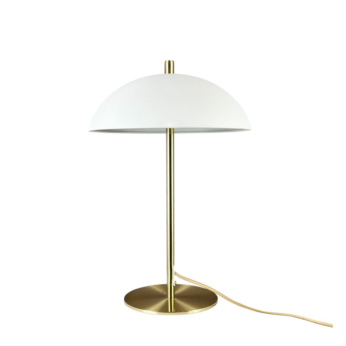 Globus 44cm Messing/beige tafellamp Van Dyberg Larsen - De lamp is gemaakt van metaal en combineert een zachte beige tint met details in een messing afwerking, wat zorgt voor een harmonieuze en moderne uitstraling.