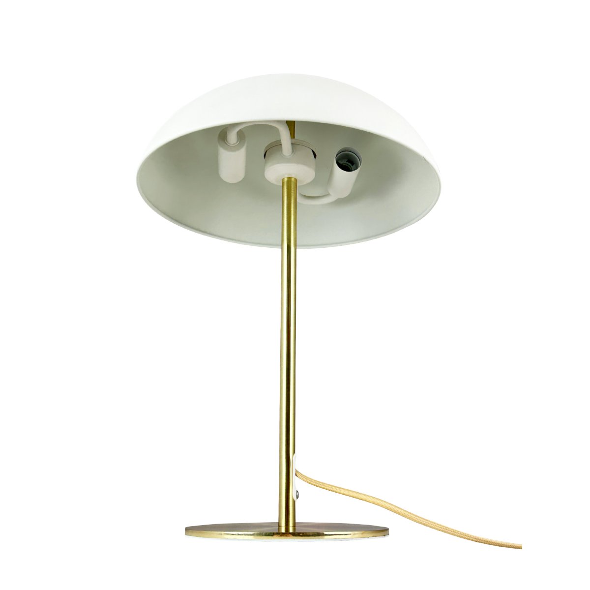 Globus 44cm Messing/beige tafellamp Van Dyberg Larsen - De lamp is gemaakt van metaal en combineert een zachte beige tint met details in een messing afwerking, wat zorgt voor een harmonieuze en moderne uitstraling.