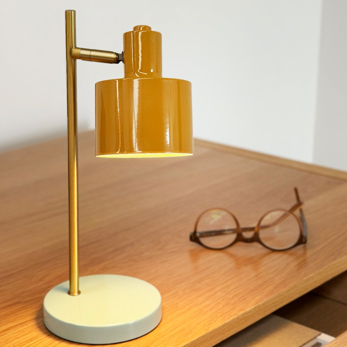 Ocean Mini 28cm Veelkleurig Draagbare Van Dyberg Larsen - De lamp is eenvoudig op te laden met de meegeleverde USB-C-kabel (120 cm) en wordt bediend met de dimmer op de lampkop.