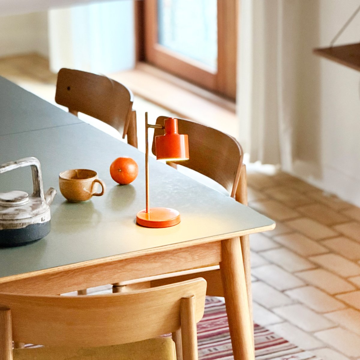 Ocean Mini 28cm Oranje Draagbare Van Dyberg Larsen - De lamp is eenvoudig op te laden met de meegeleverde USB-C-kabel (120 cm) en wordt bediend met de dimmer op de lampkop.